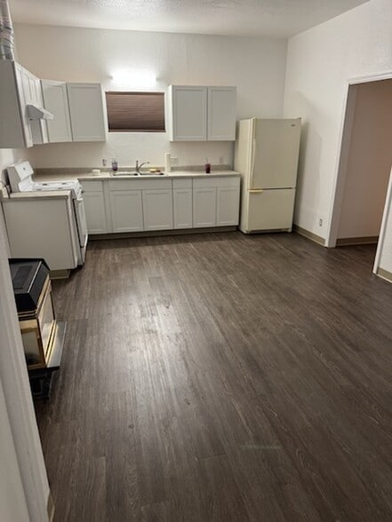 Living room/Kitchen - 2111 W Sussex Ave