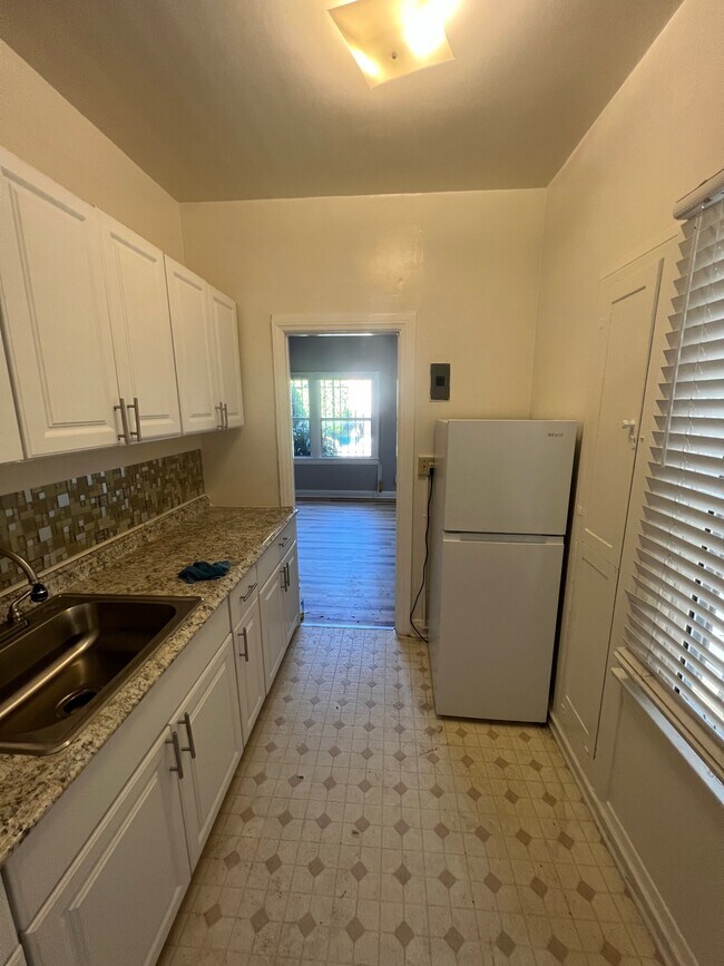 Building Photo - 1423 N Martel Ave