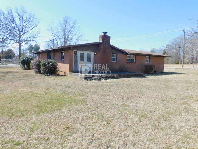 Building Photo - 3 Bedroom/2 Bath Single Story Brick Ranch ...