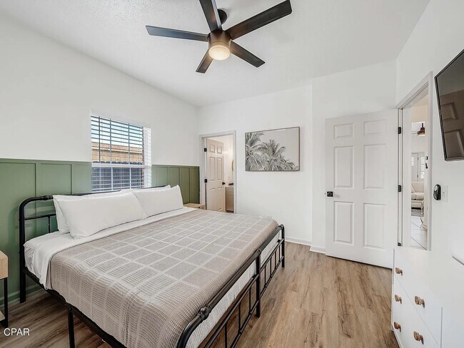 Building Photo - 6219 Poinciana Dr