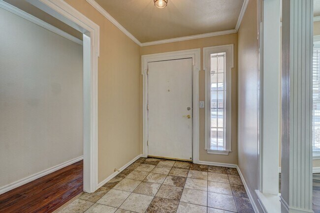 Building Photo - 4 bed 3 bath home!