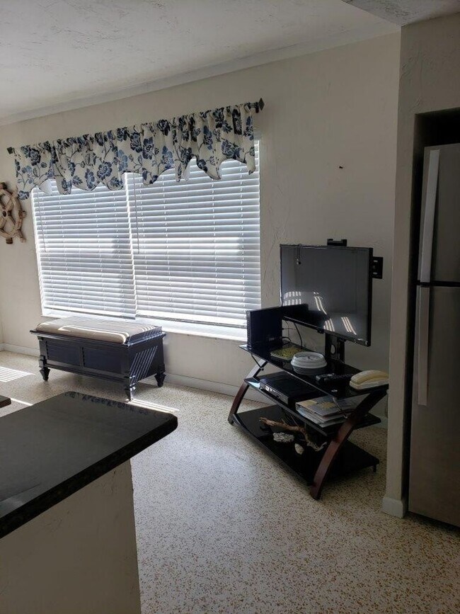 Building Photo - 2BR/2BA Venice Island Duplex Available April 2026