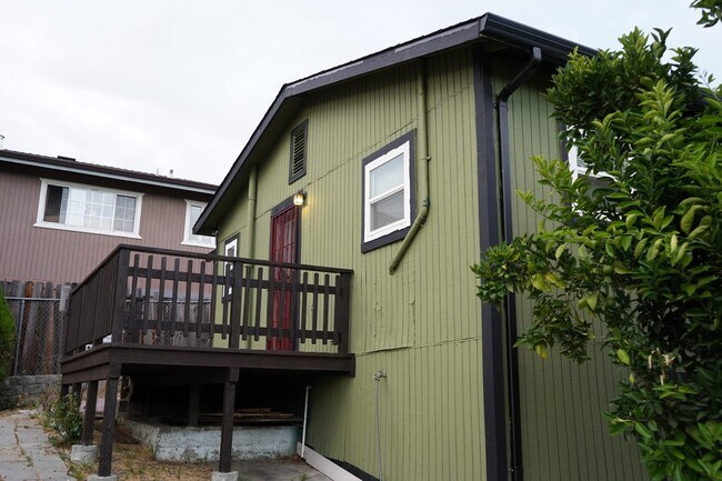 Building Photo - Spacious 3 bedroom, 1 bathroom renovated home