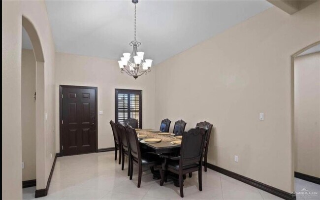 Building Photo - 13 Marla Dr