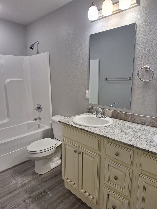 Building Photo - 3 bedroom Duplex