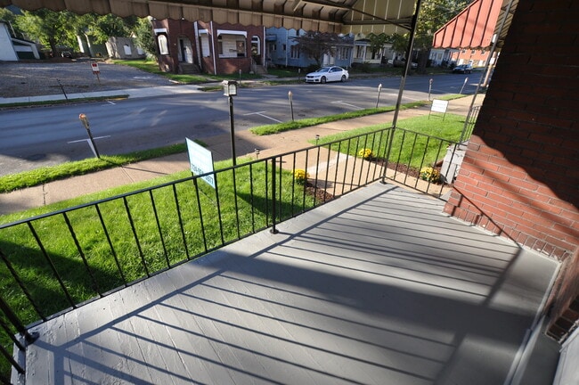 Building Photo - Updated Apartment in the Heart of Beaver F...