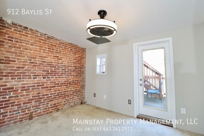 Building Photo - 2 Bedroom Rowhome w/ Rooftop Deck!