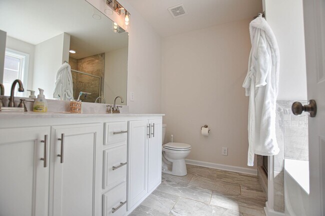 Building Photo - Pet Friendly Three Bedroom!