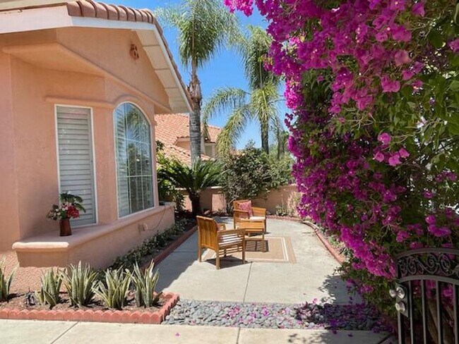 Building Photo - Corona- Single Story pool home