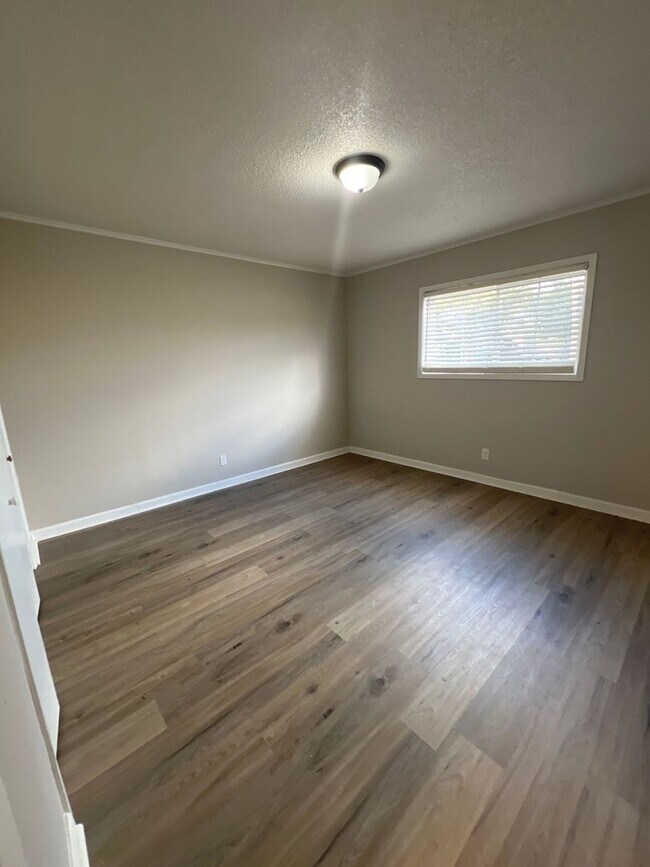 Building Photo - Newly Renovated 2B\1B Apartment Available in Lake Charles