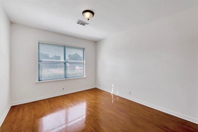 Building Photo - 10402 Hollyglen Dr