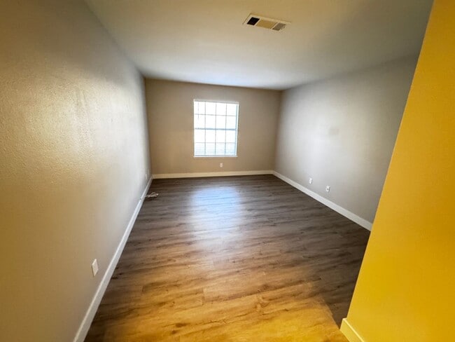 Building Photo - Quaint Home in the Beautiful Desert Shores Community!