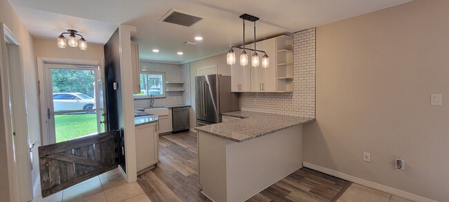 Building Photo - Charming 3/3 Condo