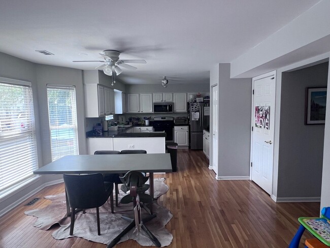 Building Photo - 1028 Lakewood Cir