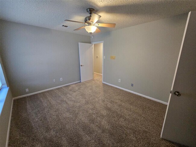 Building Photo - 402 Greenwood Dr