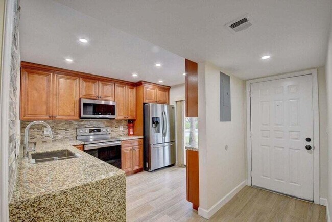 Building Photo - 400 Club Cir