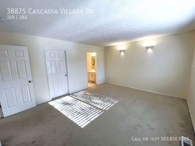 Building Photo - Light and Bright 3 Bedroom 2 Bathroom Home...