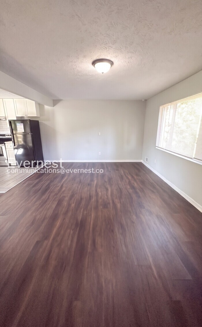 Building Photo - 193 W Canterbury Dr