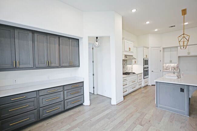 Building Photo - 1438 Oaklawn Dr