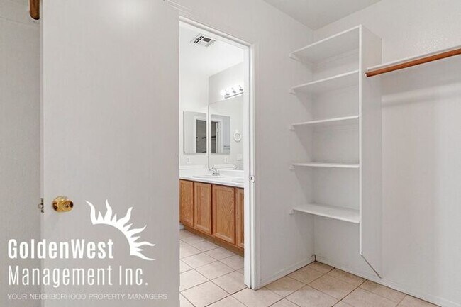 Building Photo - Spacious 3Bdm 2Ba Home in Quiet Neighborhood!