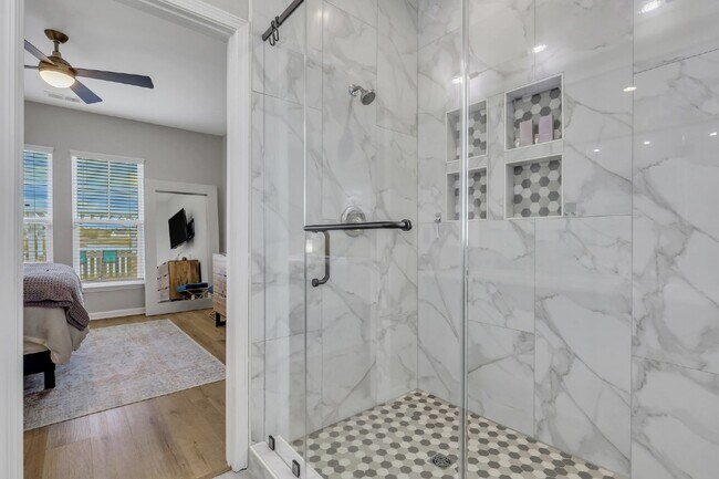 Building Photo - Executive Home in Convenient Location
