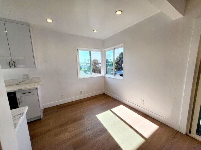 Building Photo - 3810 Bronson Ave