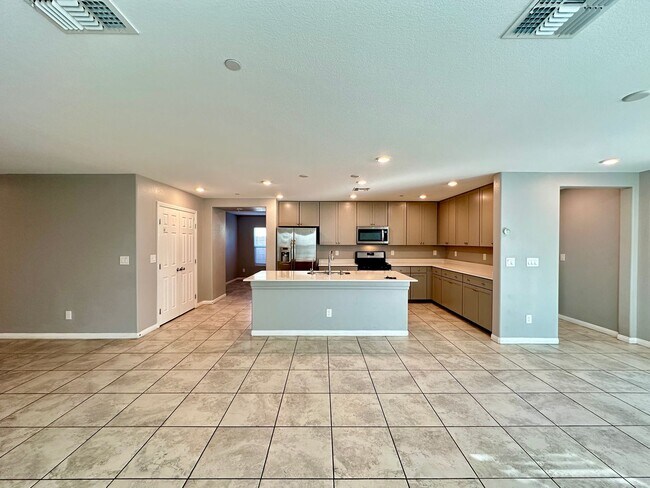 Building Photo - Montecito 60