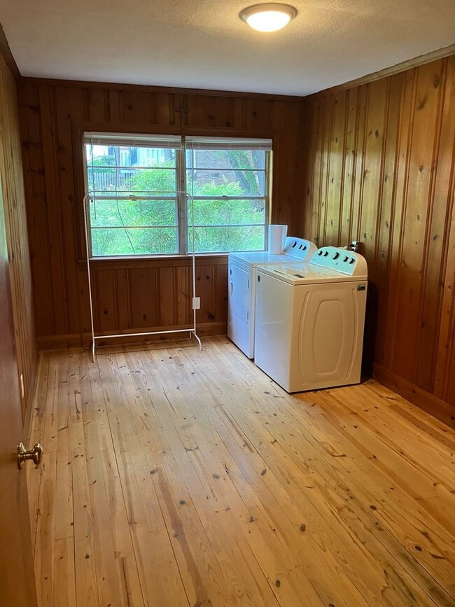 Building Photo - 3 BR/3 BA Home with Large Yard