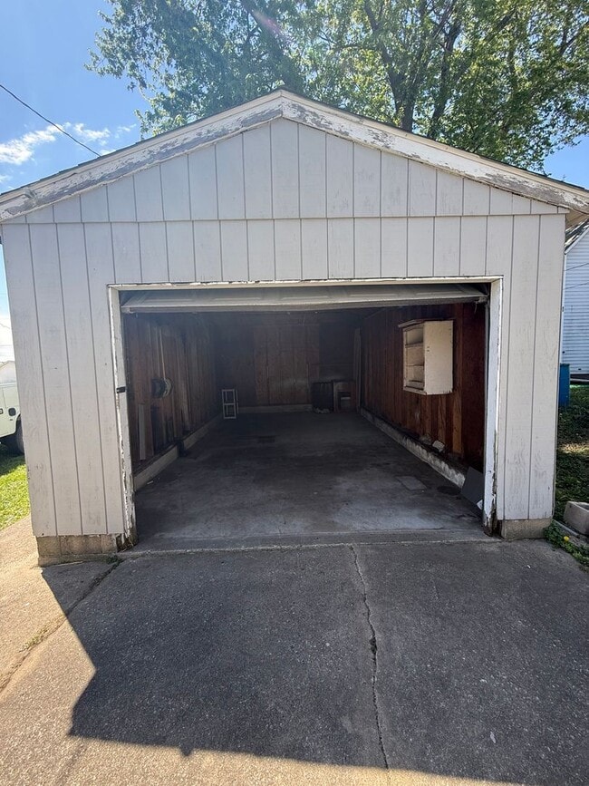Building Photo - House Available