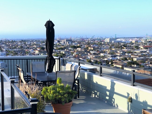 Building Photo - Spacious 2 Bedroom 1 Bathroom Upstairs Condo