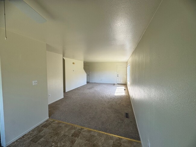 Building Photo - Charming 3 bedroom 1.5 bathroom Two story Town House with an attached garage.