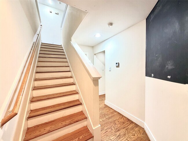 Building Photo - 8638 Meadowcroft Dr