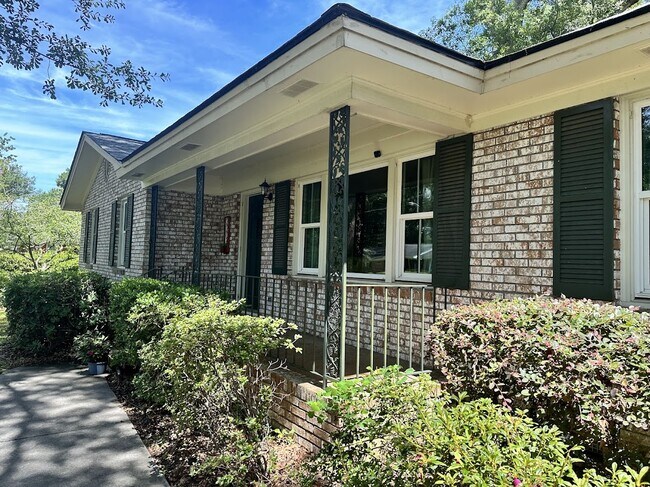 Building Photo - 2204 N Dallerton Cir