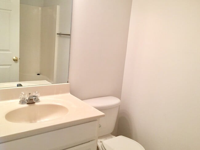 Building Photo - 4 Bedroom 3.5 Bath end unit- Available Aug...