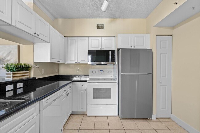 Building Photo - 17150 N Bay Rd
