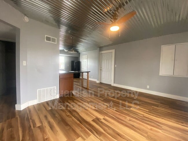 Building Photo - 519.5 W 8th St