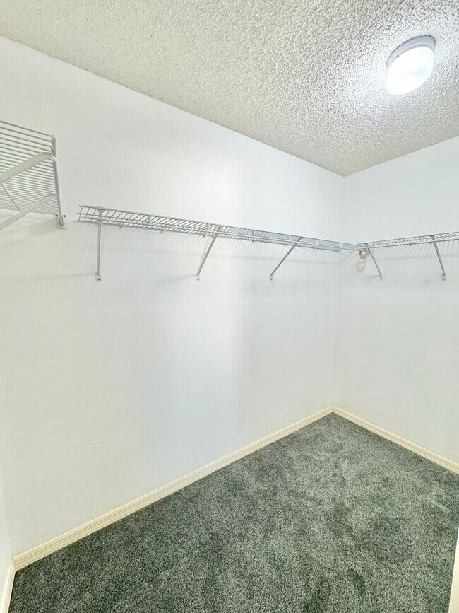 Building Photo - ** NEWCASTLE ** BERKSHIRE LAKES ** 3 BED /...