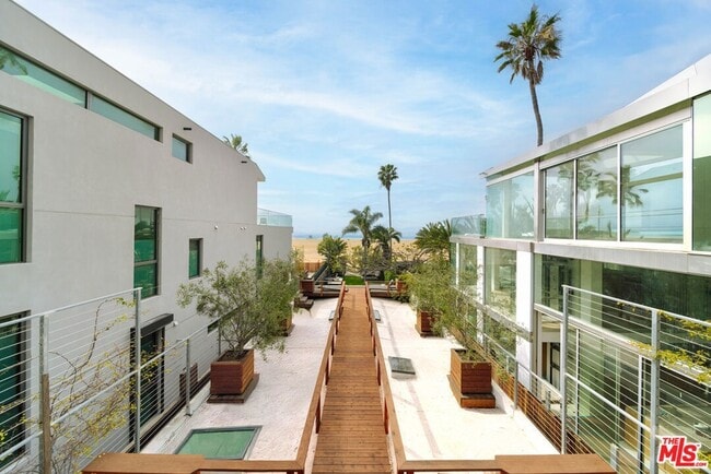 Building Photo - 936 Palisades Beach Rd