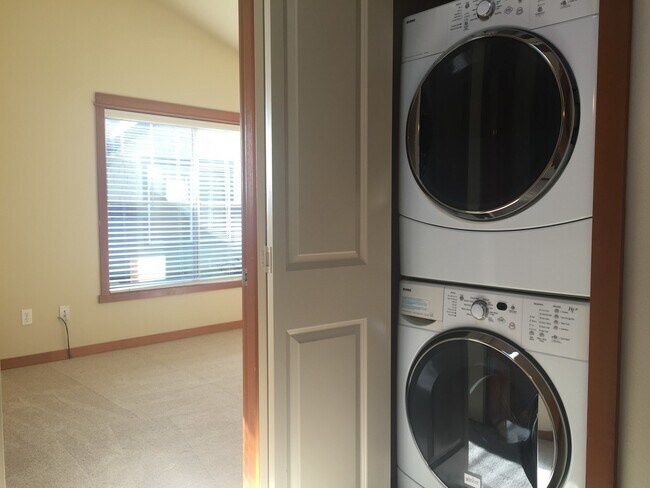 Building Photo - Warm and Welcoming Northgate Townhome