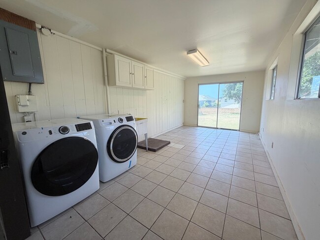 Building Photo - 3 Bedroom 1.5 Bathroom Single Family House Makakilo Home with Yard & Cool Breezes!