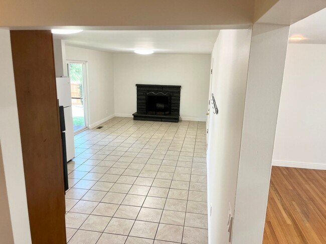 Building Photo - Beautiful 5 Bedroom, 3 Bathroom Family Home in Cottonwood Heights