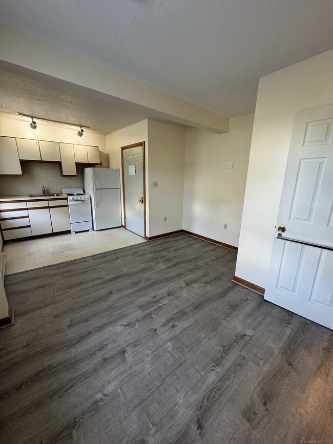 Building Photo - 49 Ledyard Ave