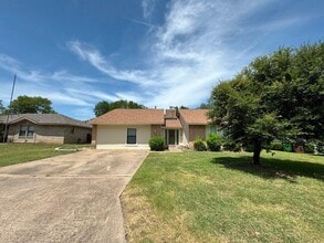 Building Photo - 710 Andover Dr
