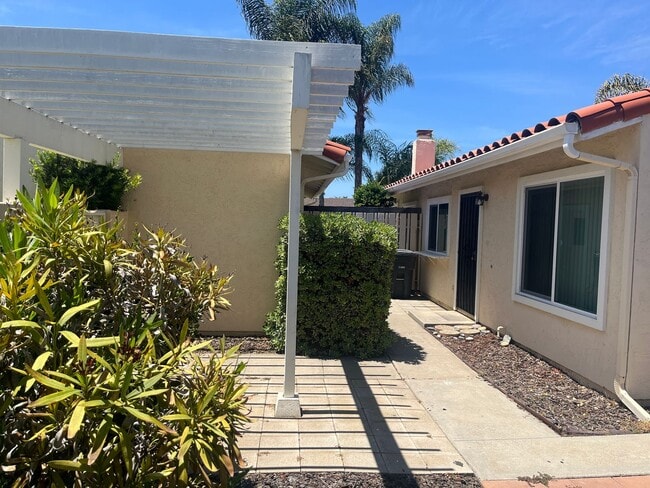 Building Photo - 2+bd/1ba Single Story Duplex Minutes Drive...