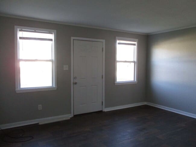 Building Photo - Charming two bedroom one bath duplex that is centrally located! Just minutes from area bases, sho...