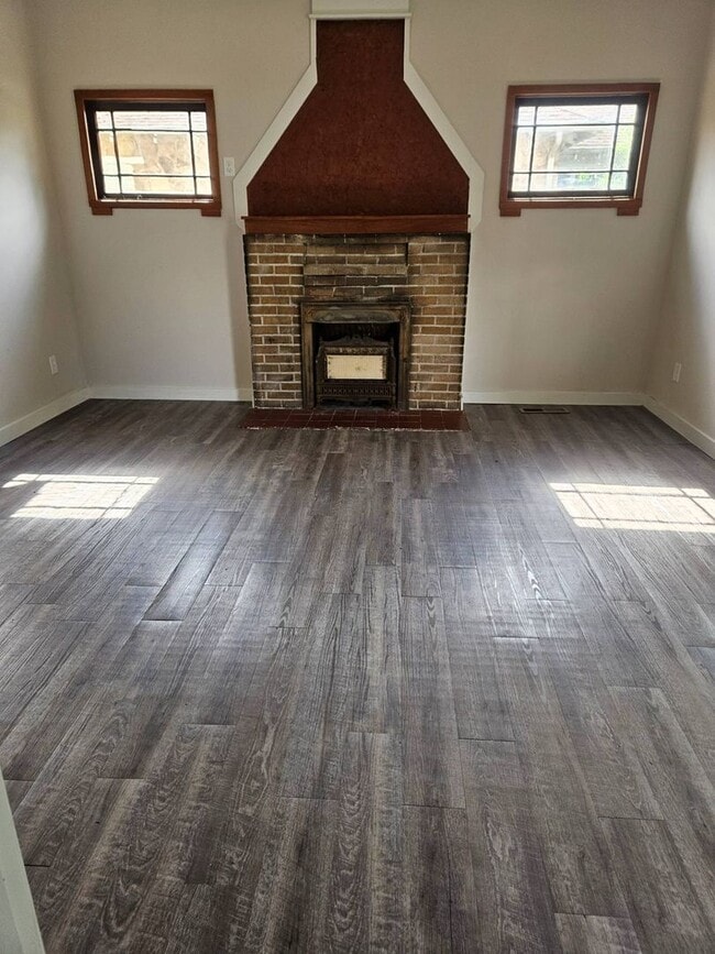 Building Photo - Charm, location and a great price ! Do not pass this up