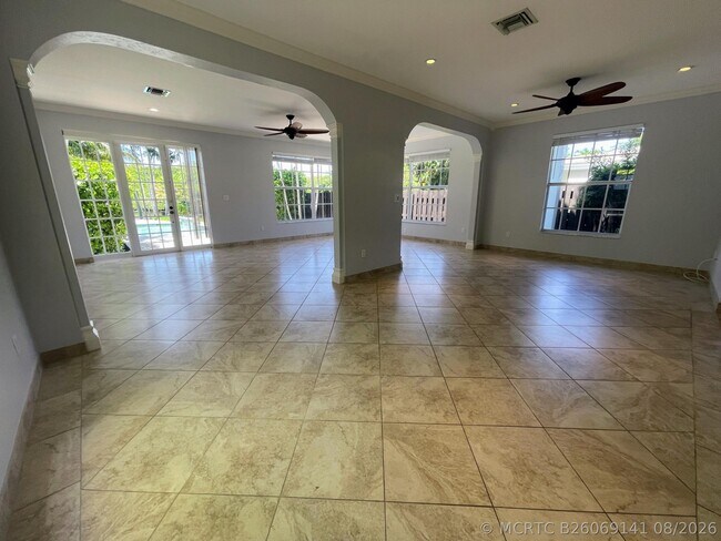 Building Photo - 929 NE 18th Ct