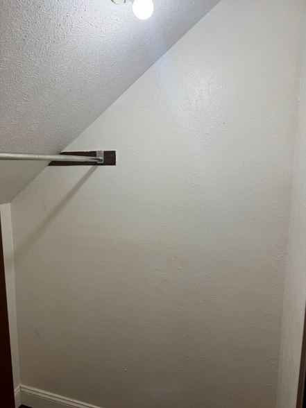 Building Photo - 1616 Spring Valley Dr