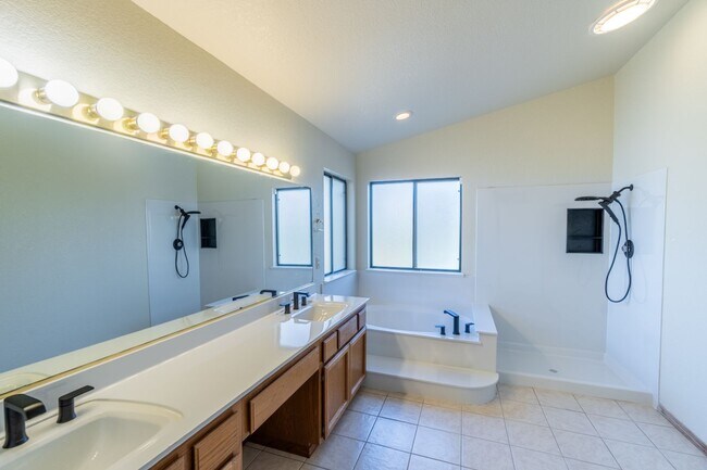 Building Photo - 2741 Seminole Dr