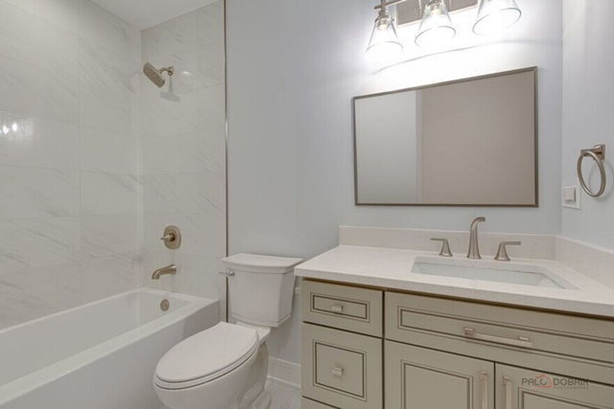 Building Photo - 1746 N California Ave